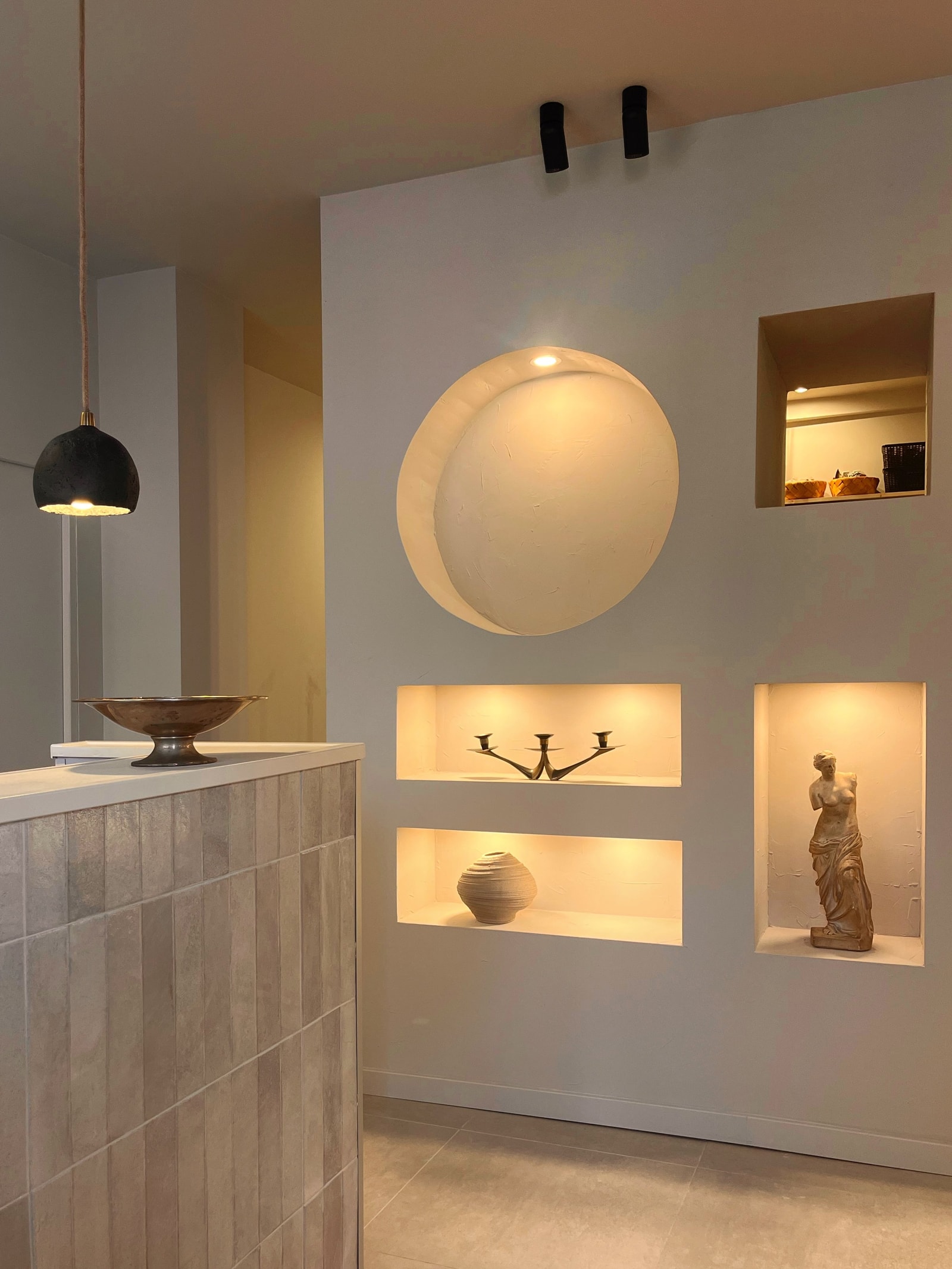 CURATED OBJECTS & RESTAURATION ATELIER - Image 1