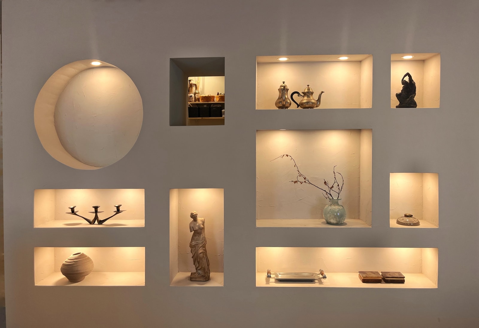 CURATED OBJECTS & RESTAURATION ATELIER - Image 3