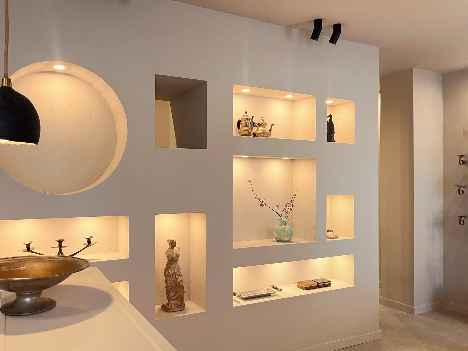 CURATED OBJECTS & RESTAURATION ATELIER - Image 5
